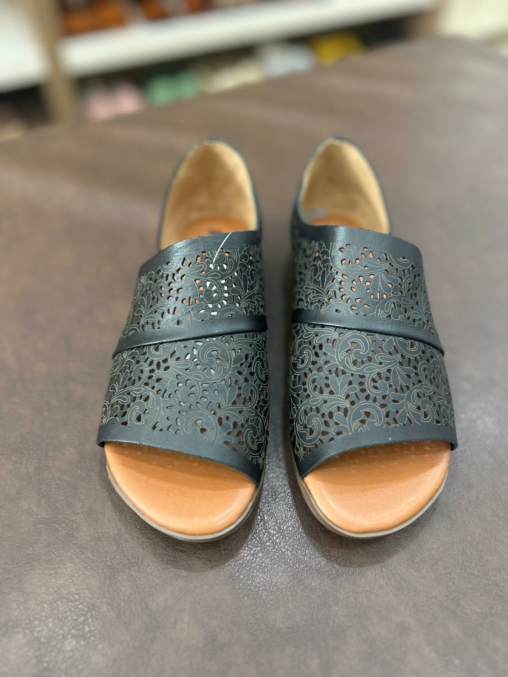 WhatsApp Image 2025-01-31 at 14.42.48 (12) Sandália Rasteira em Couro - Ref: MA053 - Imagem 1